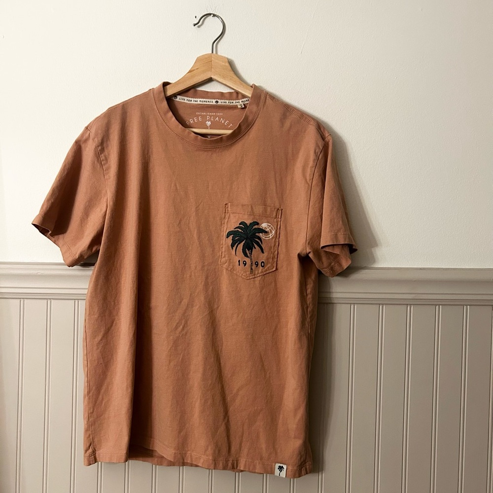 Free Planet Men’s Medium Relaxed Fit Tan Palm Tree T-Shirt - Picture 2 of 3